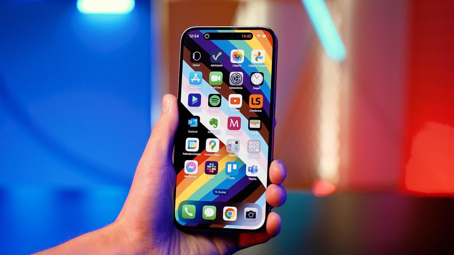 Apple постаралась сделать вырез под фронталку максимально заметным. Фото.