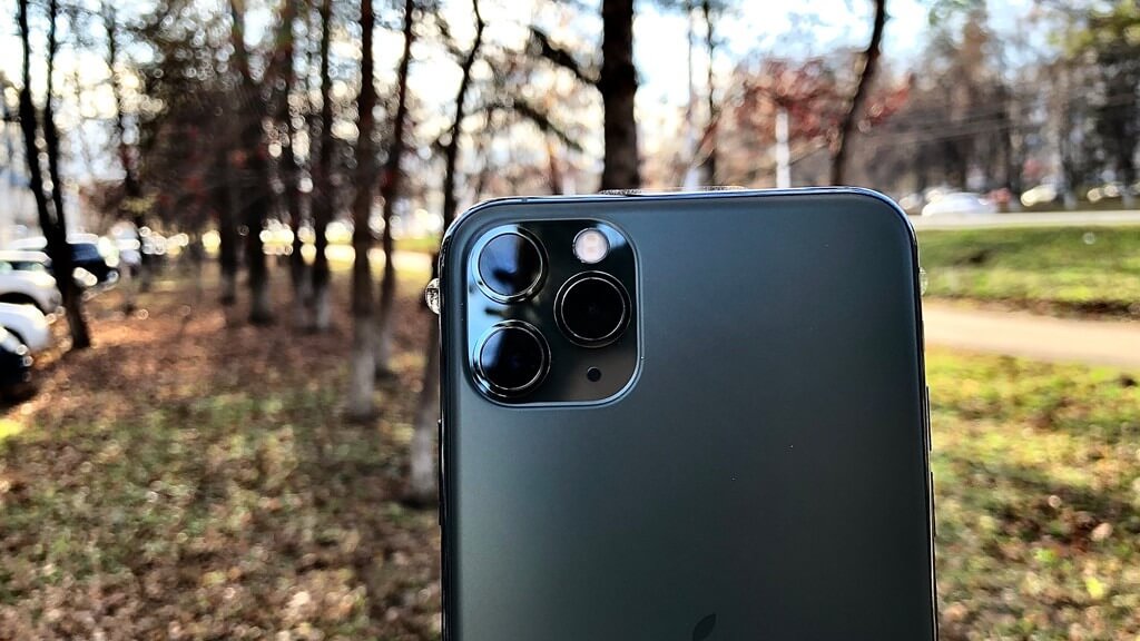 Три камеры впервые появились в iPhone 11 Pro. Фото.