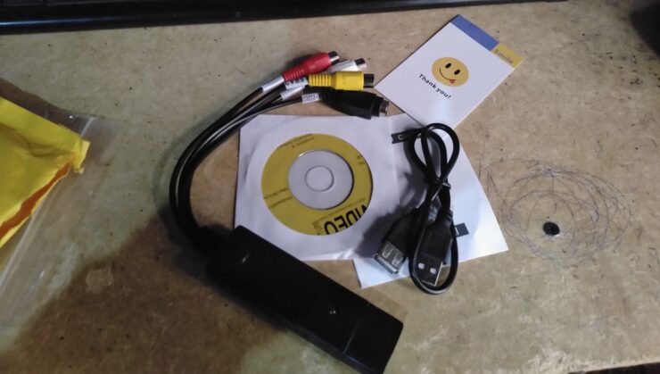 Как оцифровать видеокассету. Адаптер для оцифровки VHS-кассет просто нельзя было фотографировать в другом интерьере. Как оцифровать видеокассету. Адаптер для оцифровки VHS-кассет просто нельзя было фотографировать в другом интерьере. Фото.