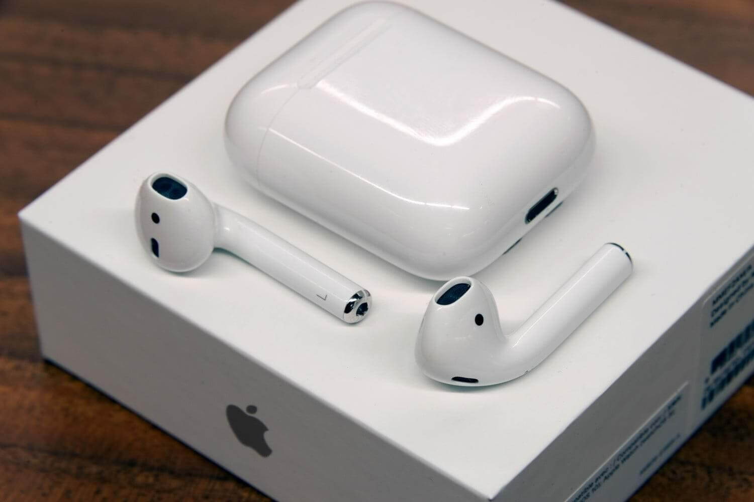 Классические AirPods стали действительно легендарными наушниками. Фото.