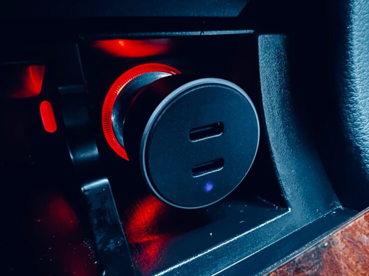 Автомобильная зарядка для телефона. Такая зарядка занимает совсем немного места в машине. Автомобильная зарядка для телефона. Такая зарядка занимает совсем немного места в машине. Фото.