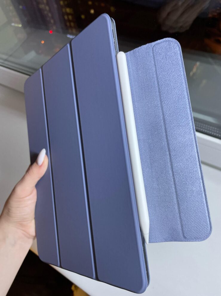 Чехол-книжка для iPad. С помощью дополнительного язычка можно быть уверенными за сохранность Apple Pencil. Чехол-книжка для iPad. С помощью дополнительного язычка можно быть уверенными за сохранность Apple Pencil. Фото.