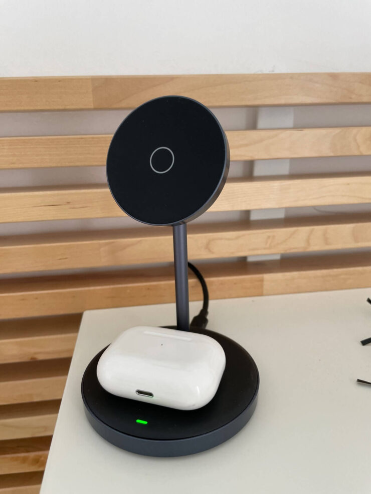 Подставка для телефона с зарядкой. Подставка может одновременно заряжать два гаджета. Подставка для телефона с зарядкой. Подставка может одновременно заряжать два гаджета. Фото.