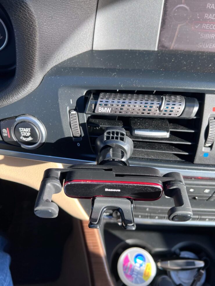 Автомобильный держатель для телефона. Принцип работы у держателя очень простой, зато фиксация надежная. Фото.