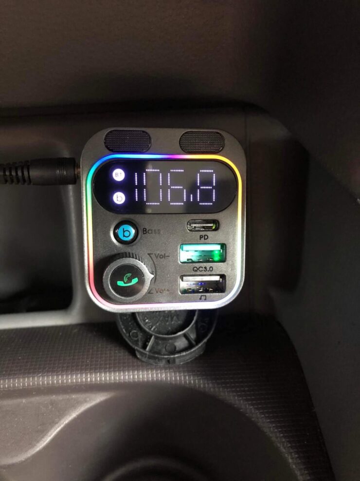 FM-трансмиттер с Bluetooth. Прямо с трансмиттера можно ответить на звонок. Фото.