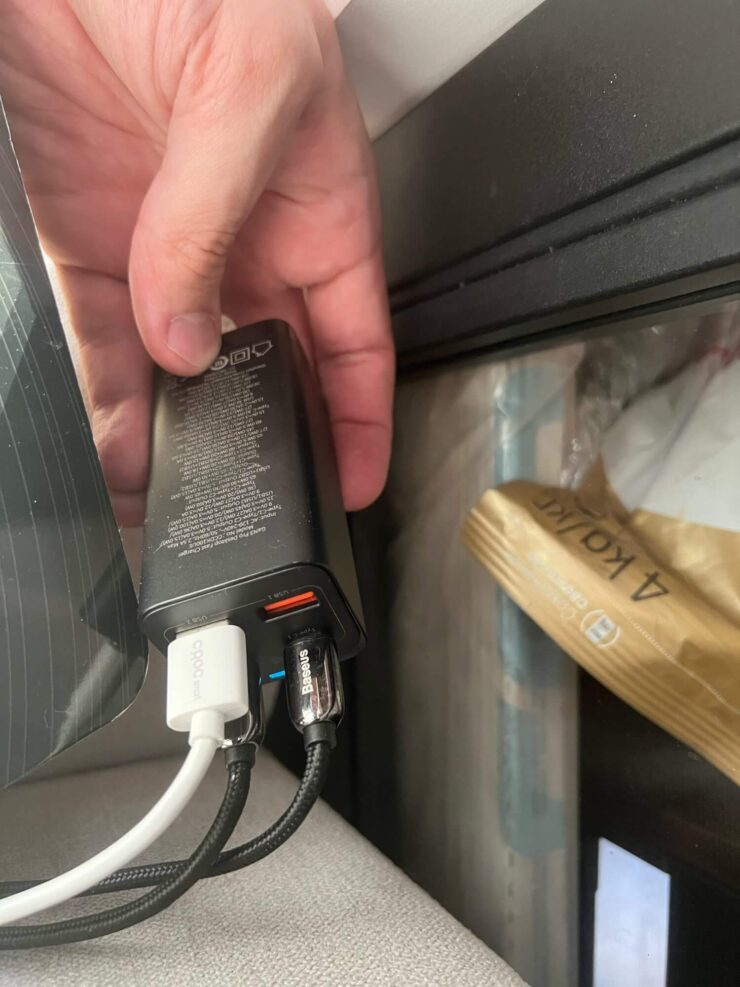 Настольное зарядное устройство. Сам блок питания не займет много места на столе. Фото.