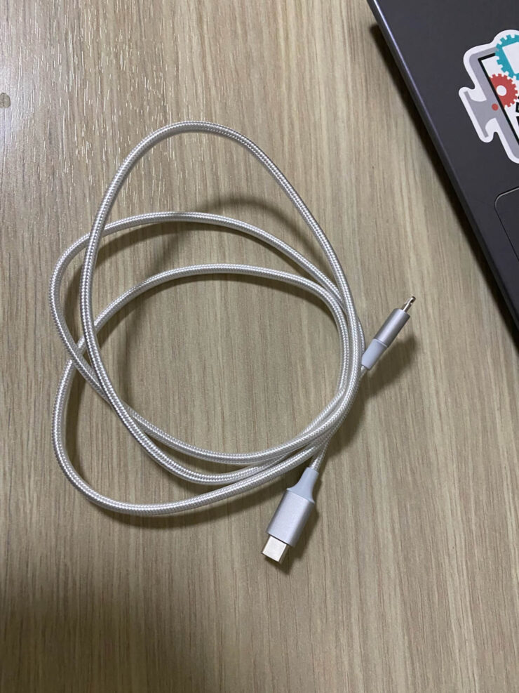 Провод для зарядки Айфона. Кабель плетеный, поэтому прослужит вам долго. Фото.