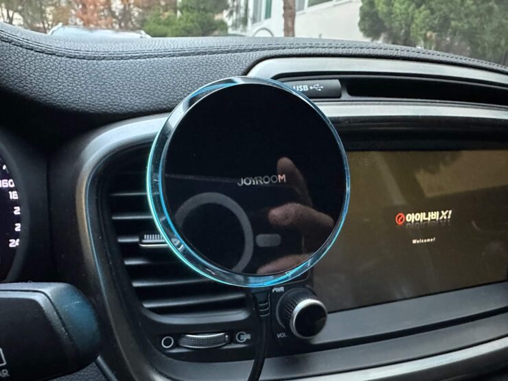 Магнитный держатель для телефона в машину. Очень минималистичный держатель с зарядкой. Фото.