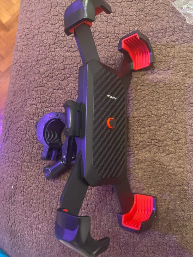 Велосипедный держатель для телефона. В такой держатель можно вставить даже очень большой смартфон. Фото.