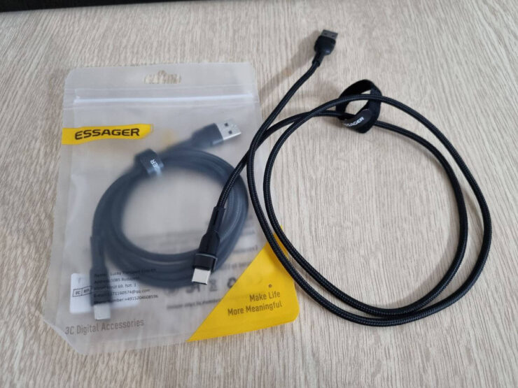 Провод для зарядки телефона. Провод качественно защищен и изнашиваться будет очень медленно. Фото.