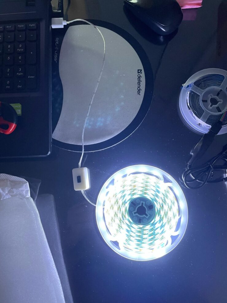 Светодиодная подсветка для кухни. Посмотрите, какой яркий свет выдает лента. Фото.