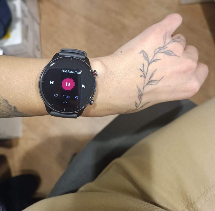 Смарт-часы Amazfit GTR 2. Смотрятся Amazfit GTR 2 как обычные часы. Фото.