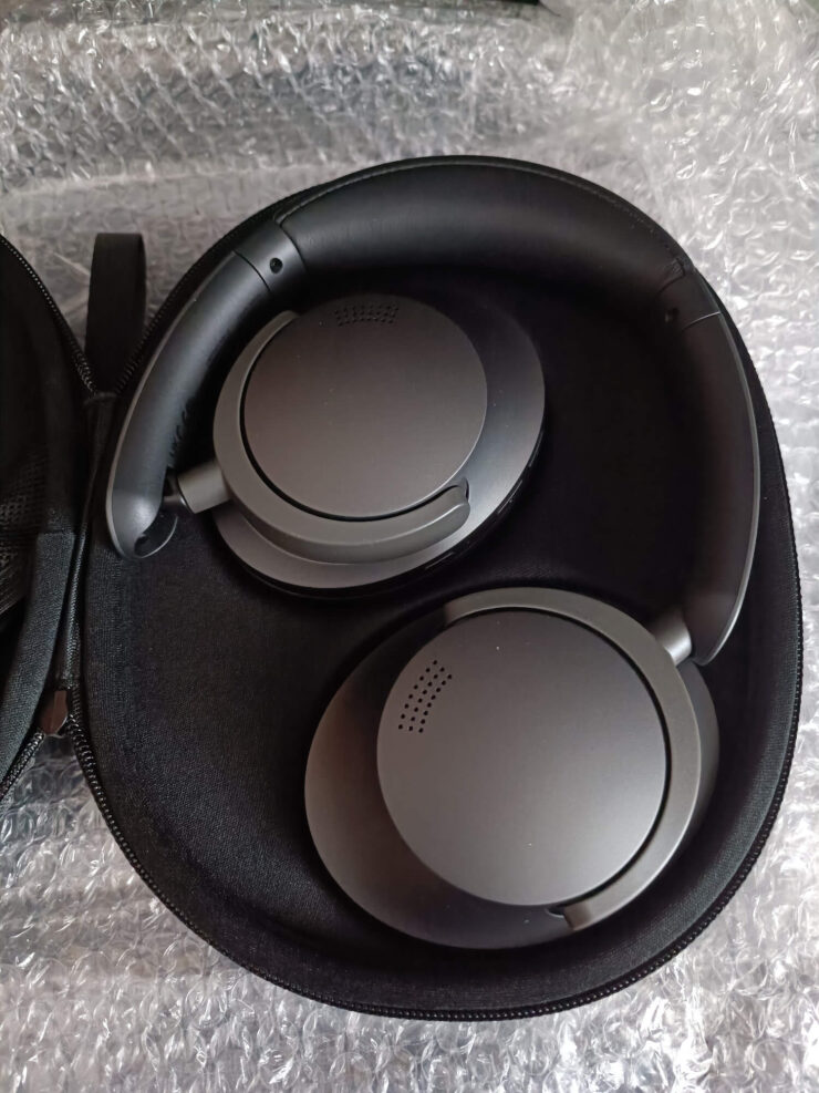 Беспроводные наушники с шумоподавлением. Наушники поставляются с защитным кейсом. Фото.