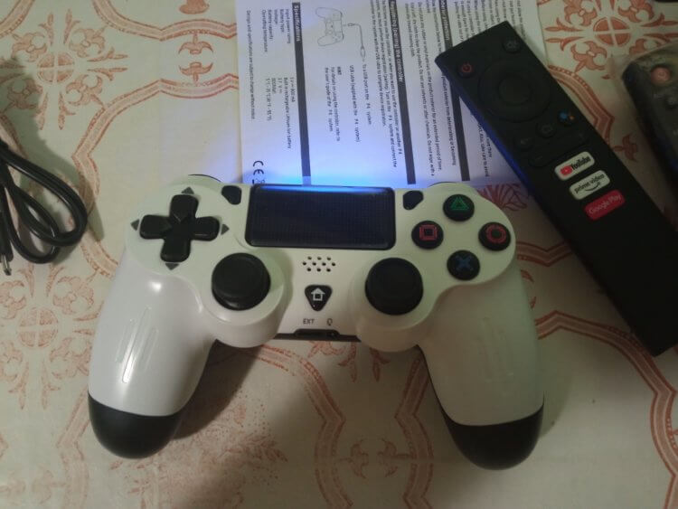 Беспроводной контроллер PS4. Издалека контроллер даже не отличить от оригинального. Фото.