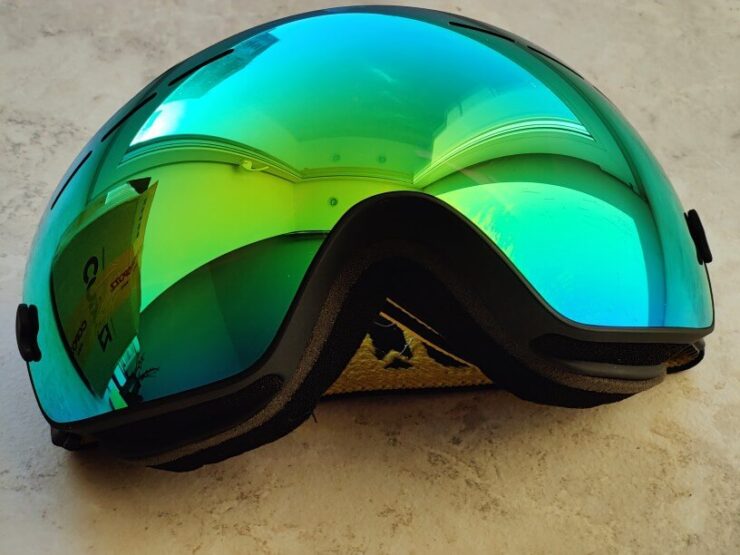 Горнолыжные очки. Очки плотно прилегают к лицу и не пропускают ничего лишнего. Горнолыжные очки. Очки плотно прилегают к лицу и не пропускают ничего лишнего. Фото.