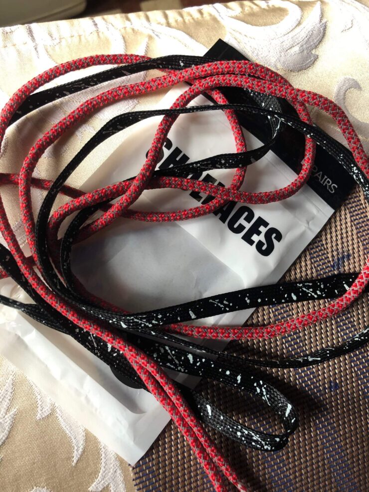 Светящиеся шнурки. Светящиеся шнурки прикольно смотрятся в темноте. Светящиеся шнурки. Светящиеся шнурки прикольно смотрятся в темноте. Фото.