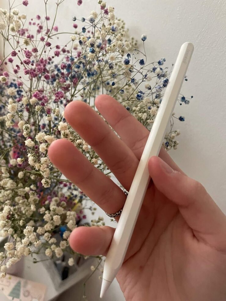 Стилус для Айпада. Внешне стилус практически ничем не отличается Apple Pencil. Стилус для Айпада. Внешне стилус практически ничем не отличается Apple Pencil. Фото.