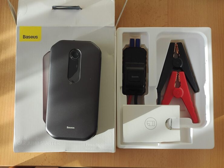 Пусковое устройство для автомобиля. В комплекте с пусковым устройством идут качественные крокодилы. Пусковое устройство для автомобиля. В комплекте с пусковым устройством идут качественные крокодилы. Фото.