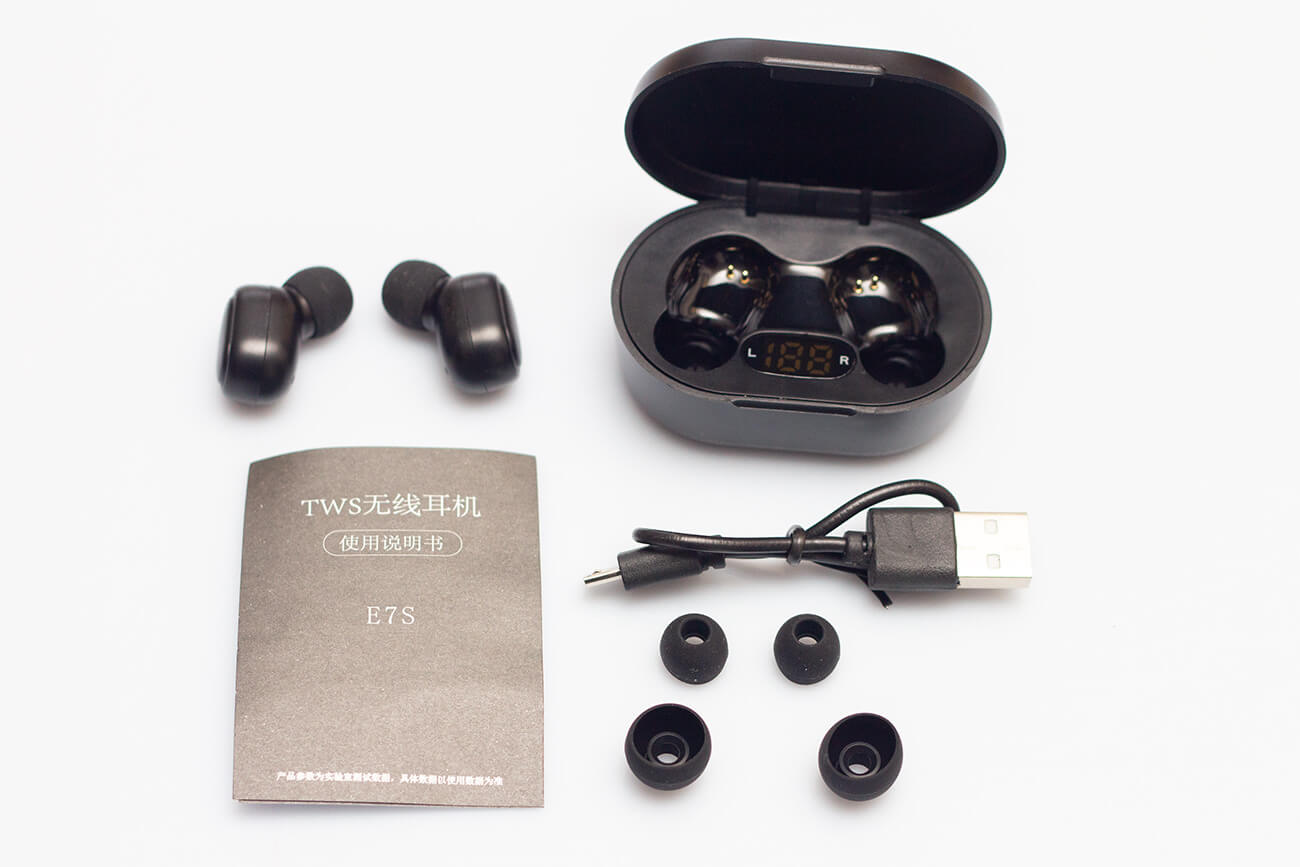 Для наушников за триста рублей очень неплохой комплект. Фото.