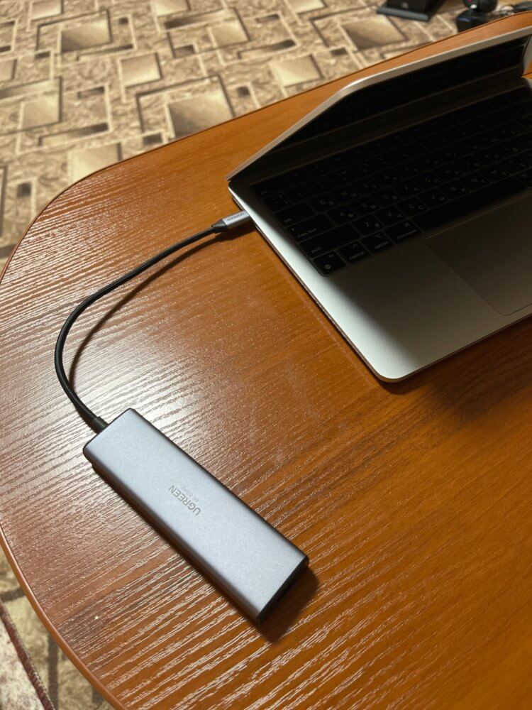 USB Type-C хаб. Хаб выполнен в стиле Макбука. Фото.