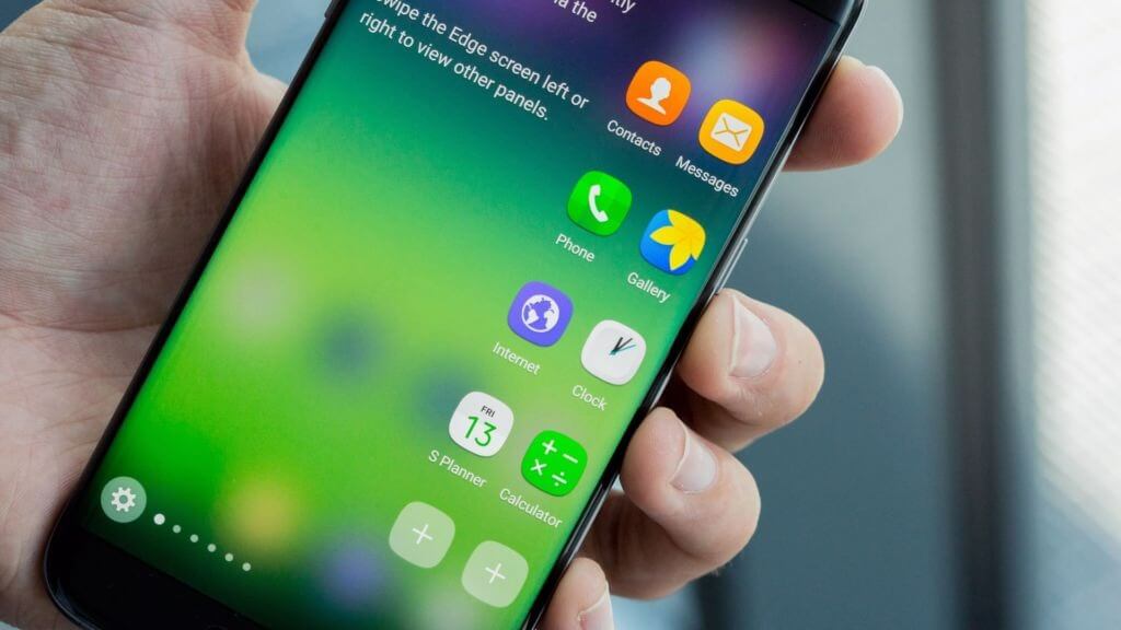 Боковая панель доступна в любом приложении и позволяет быстро переключаться между ними. Фото.
