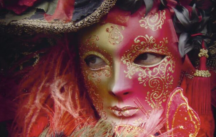 Книга с лёгким сюжетом. Хотите узнать, почему всё-таки карнавал? Тогда возьмите и прочтите. Фото.