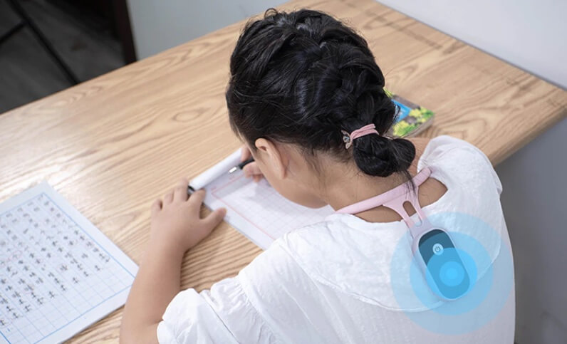 Корректор распознает наклон и вибрирует, если наклониться слишком сильно. Фото.