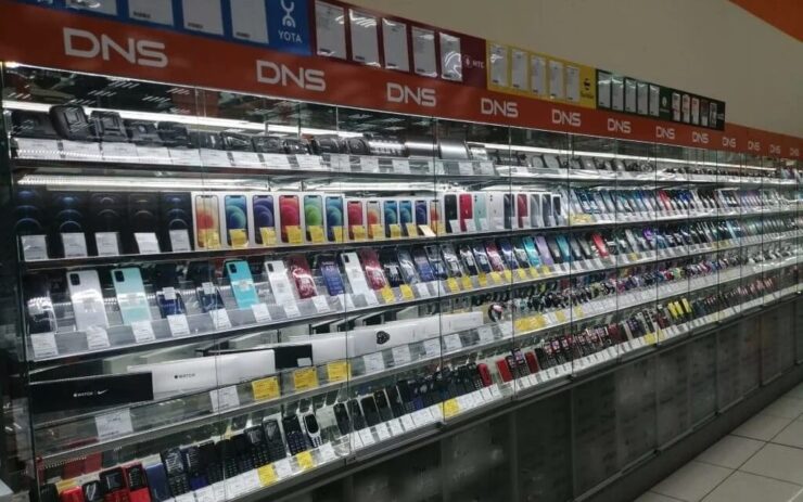 Сим-карта в новом iPhone. К ДНС можно относиться как угодно, но подержанной техникой под видом новой эти ребята не торгуют. Фото.