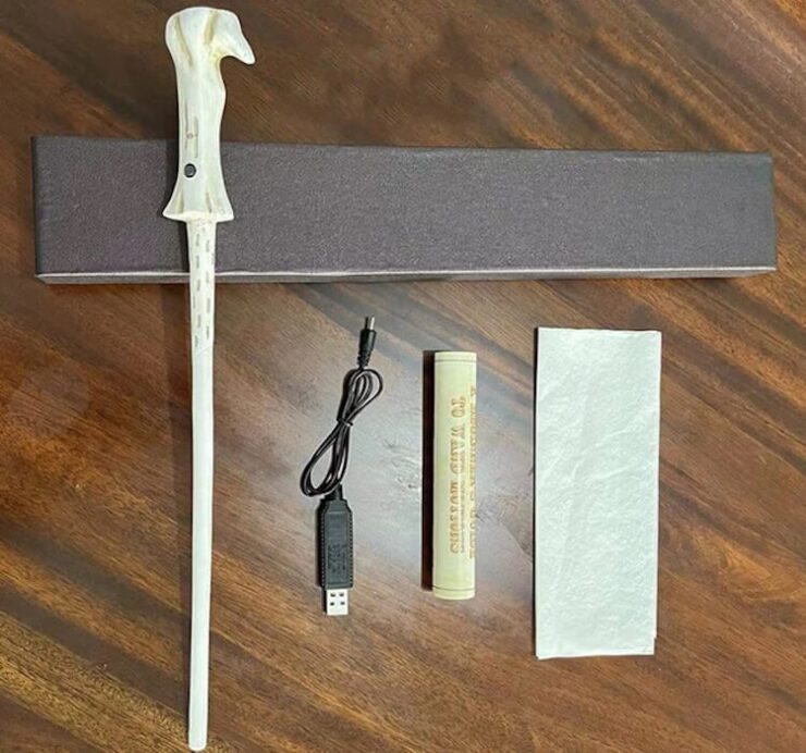 Палочка Гарри Поттера, которая стреляет огнём. Эта палочка стреляет настоящим огнём. Так что аккуратнее. Палочка Гарри Поттера, которая стреляет огнём. Эта палочка стреляет настоящим огнём. Так что аккуратнее. Фото.