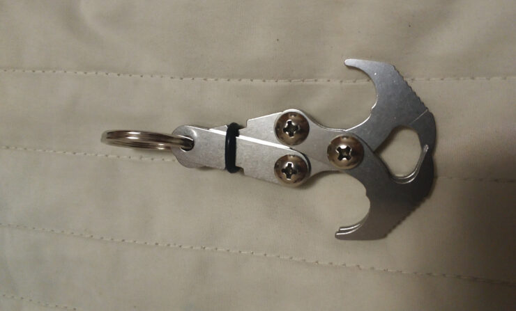 Как достать вещь из узкой щели. Гравитационный крюк позволяет достать всё, что угодно. Как достать вещь из узкой щели. Гравитационный крюк позволяет достать всё, что угодно. Фото.