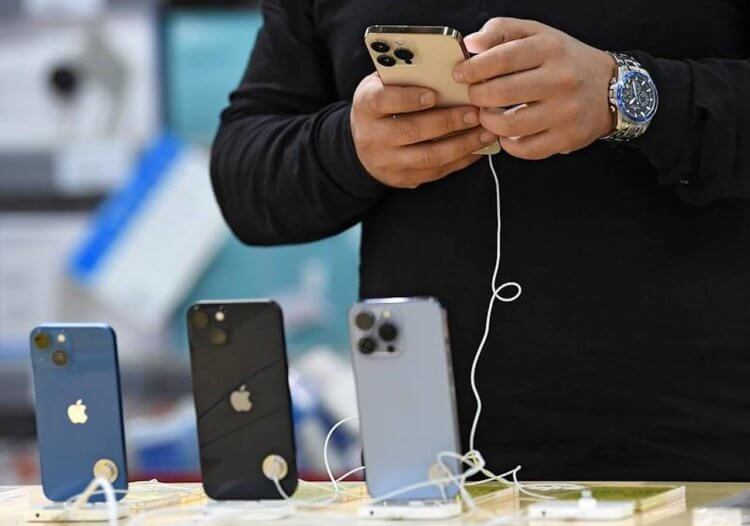 Apple в России 2023. Айфоны по-прежнему активно покупают в России, пусть и не так много, как раньше. Фото.