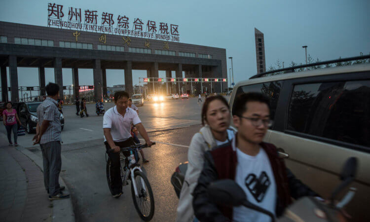 Заводы Apple в Китае. Это ворота iPhone City в Чжэнчжоу. Фото.