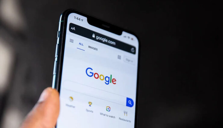 Apple vs. Google. Если Apple «попросит» Google, то поисковый гигант может потерять более миллиарда активных пользователей. Фото.