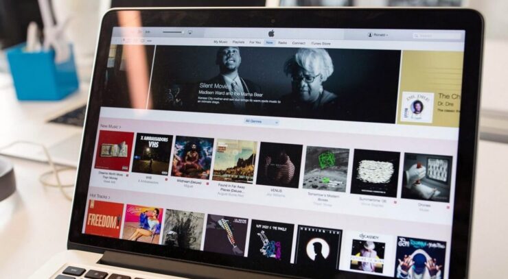 Почему пропали фильмы. Apple утверждает, что не может удалить фильм с устройства пользователя, если он уже был загружен в его память. Фото.