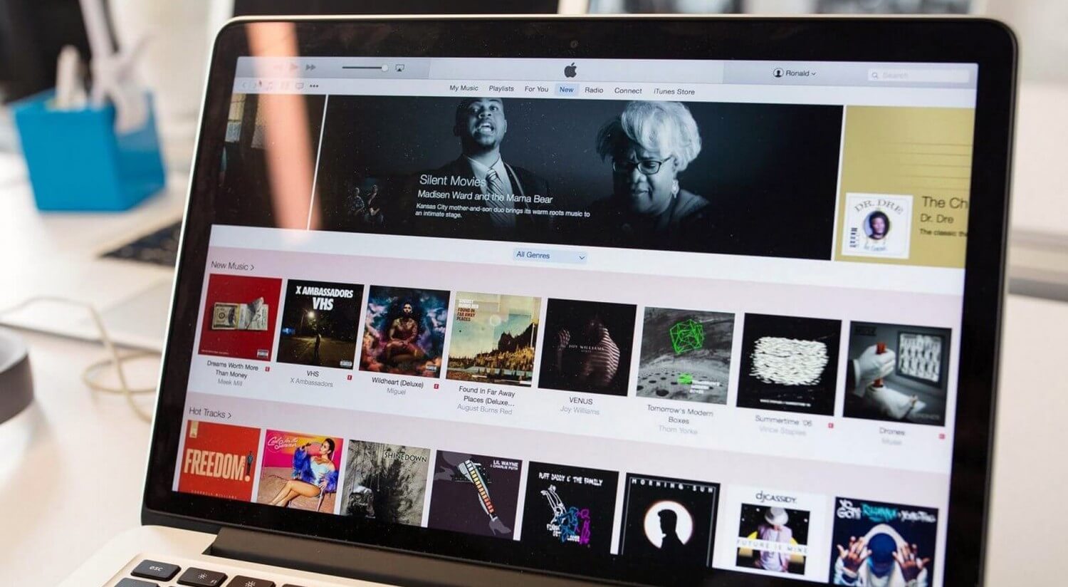 Apple утверждает, что не может удалить фильм с устройства пользователя, если он уже был загружен в его память. Фото.
