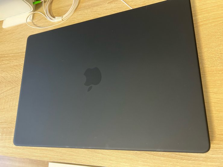 Чехол для Макбука. Можно даже подумать, что никакого чехла на ноутбуке нет. Чехол для Макбука. Можно даже подумать, что никакого чехла на ноутбуке нет. Фото.