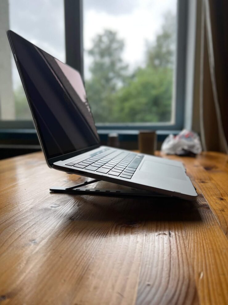 Подставка для MacBook. Подставку можно поднять еще на несколько уровней вверх. Подставка для MacBook. Подставку можно поднять еще на несколько уровней вверх. Фото.