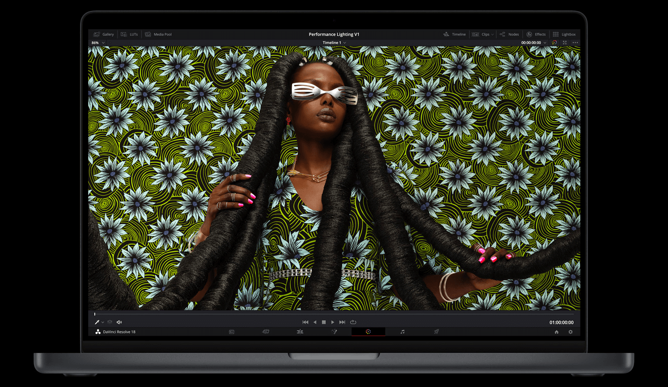 Благодаря качественному экрану складывается ощущение, что картинка нарисована прямо на стекле. Фото.