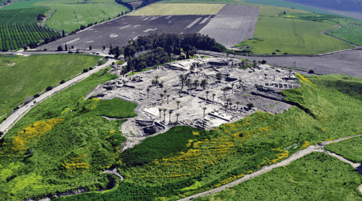 Что почитать из современного — Карнавал Ар-Мегиддо. Это холм Мегиддо в Израиле. Именно здесь по легенде произошла последняя битва добра со злом и именно здесь разворачиваются события открывающей новеллы «Карнавала Ар-Мегиддо». Фото.