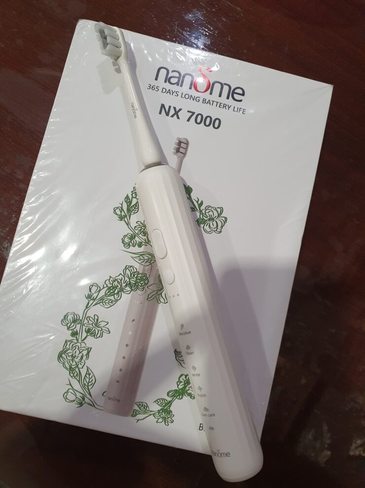 Звуковая зубная щетка — какая лучше. Щетка выпускается в двух цветах: голубом и белом. Звуковая зубная щетка — какая лучше. Щетка выпускается в двух цветах: голубом и белом. Фото.