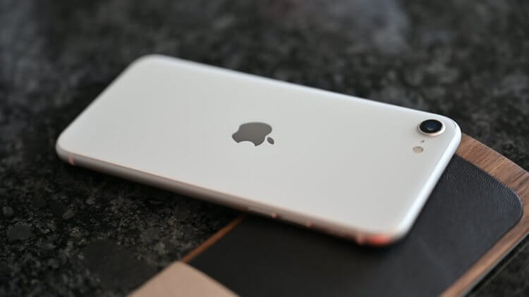 Какой Айфон лучше купить. iPhone SE 2022 — самый дешевый смартфон в линейке Apple. Фото.