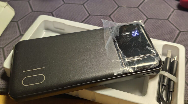 Пауэрбанк с быстрой зарядкой. Этот паурбанк выдаёт 18 Вт на выходе. Фото.