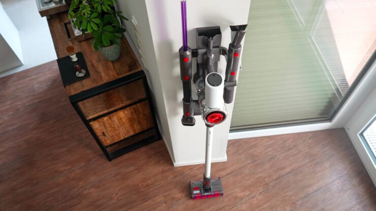 Мощный беспроводной пылесос. Вот так пылесос выглядит при постановки на зарядку со всеми насадками. Мощный беспроводной пылесос. Вот так пылесос выглядит при постановки на зарядку со всеми насадками. Фото.