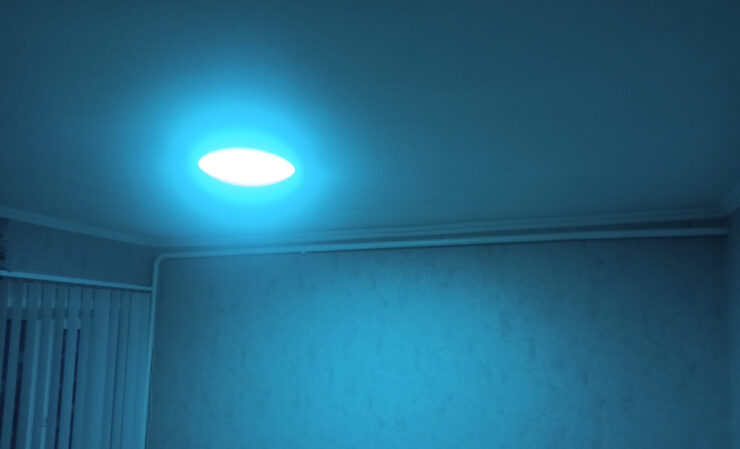 Умный светильник потолочный. Этот светильник может менять цвет по вашему усмотрению. Умный светильник потолочный. Этот светильник может менять цвет по вашему усмотрению. Фото.