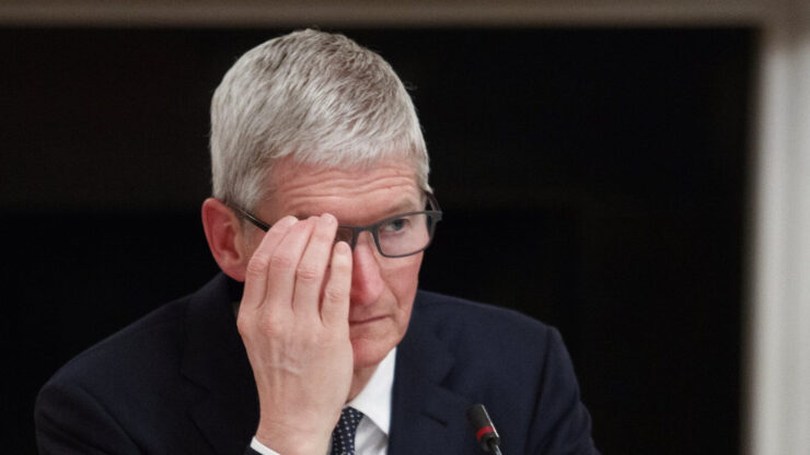 Тим Кук, который выстроил отношения между Apple и Китаем, теперь оказался между двух огней. Фото.