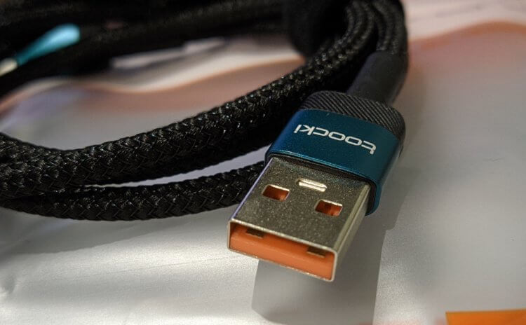 Кабель USB Type-C для быстрой зарядки. На другом конце у этого кабеля — коннектор USB-C. Фото.