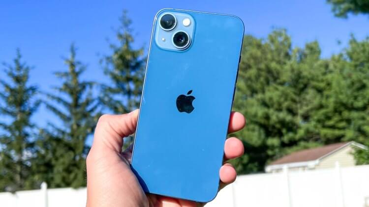 Цена на iPhone 13. Яркий синий цвет очень идет iPhone 13. Фото.