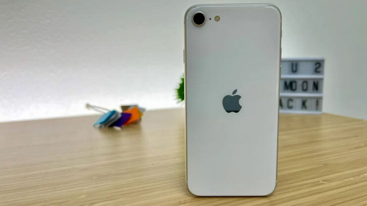 iPhone SE точно не стоит рассматривать к покупке. Фото.