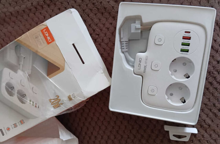 Удлинитель с USB. Сюда можно подключить до 6 устройств сразу. Фото.