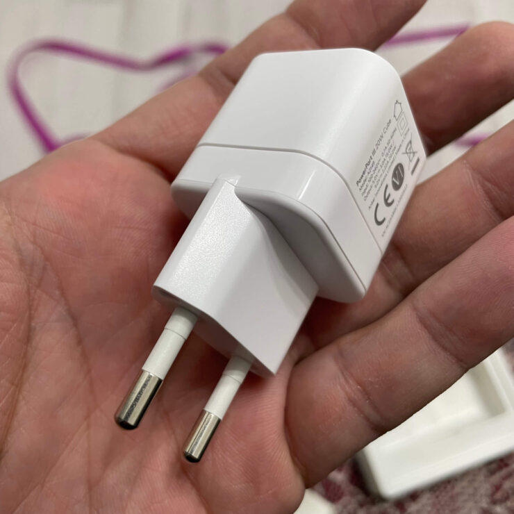 Зарядка для Айфона. Зарядка очень компактная, поэтому можно спокойно брать ее с собой. Зарядка для Айфона. Зарядка очень компактная, поэтому можно спокойно брать ее с собой. Фото.